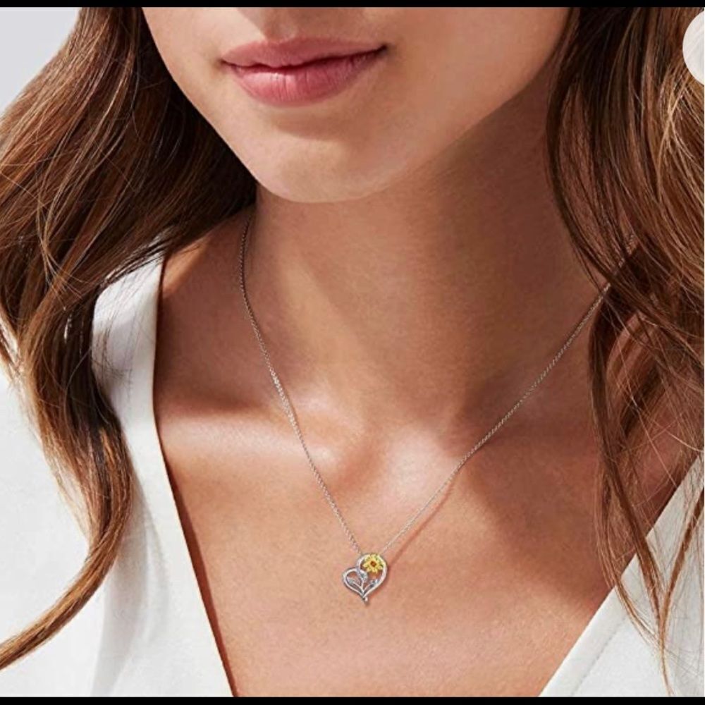 NIB 🌻❤️ Necklace - Picture 3 of 6
